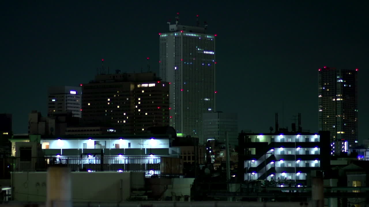 vista nocturna del edificio de rascacielos de gran altura de tokio, japón