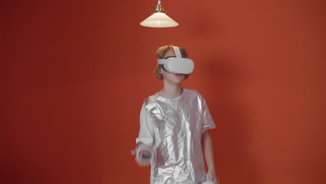 niño jugando con auriculares vr