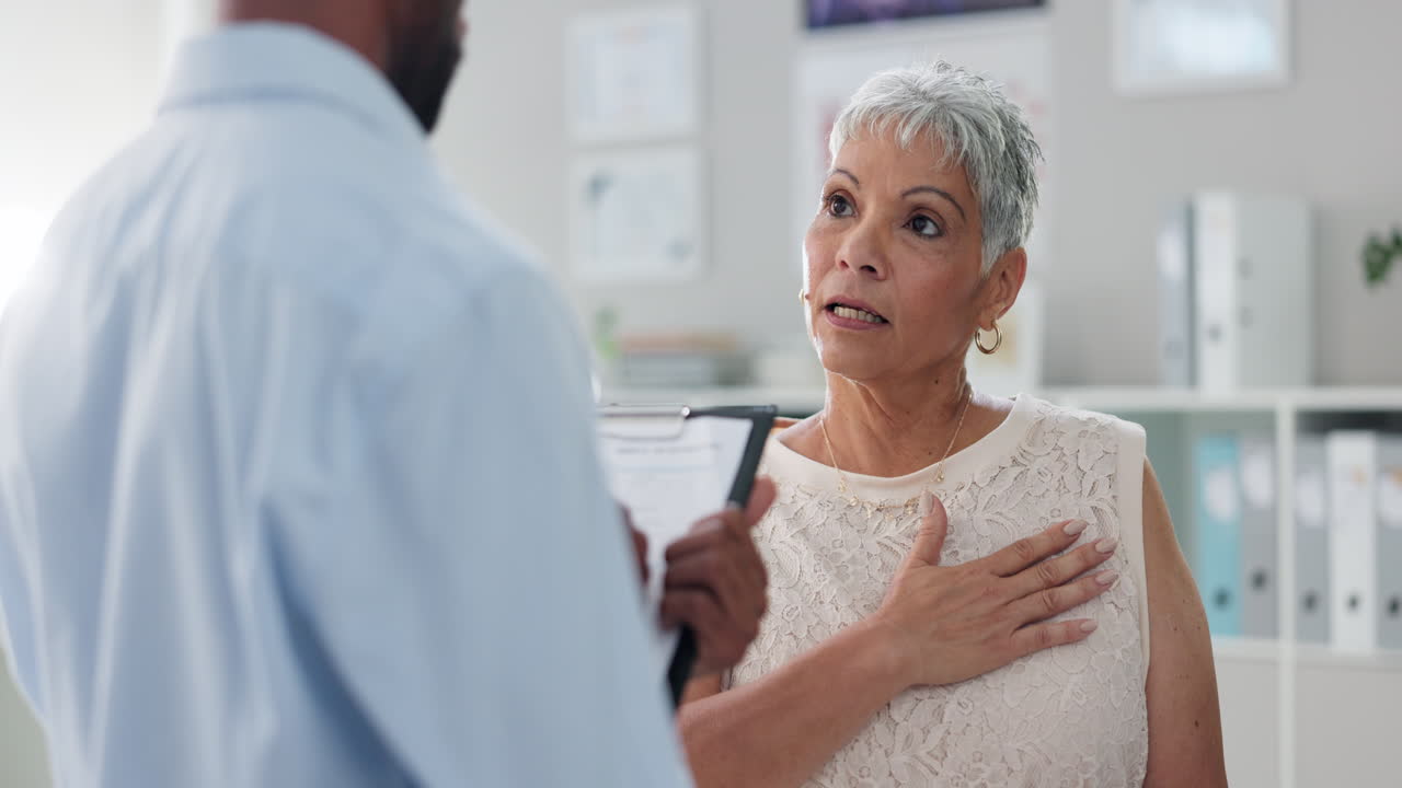 el médico consulta al paciente