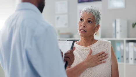 el médico consulta al paciente