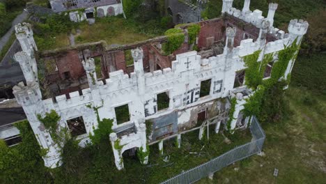 솔더스 포인트 하우스 (soldiers point house) 는 버려진 홀리헤드 (holyhead) 의 빅토리아 시대의 은 저택을 바라보는 공중 풍경입니다.