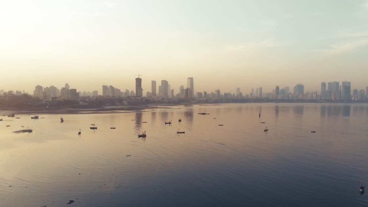 마힘 베이와 다다르 뭄바이 위로 떠오르는 생생한 일출 드론 촬영