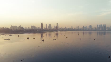 tętniący życiem dron o wschodzącym wschodzie słońca nakręcony nad zatoką mahim i dadar mumbai