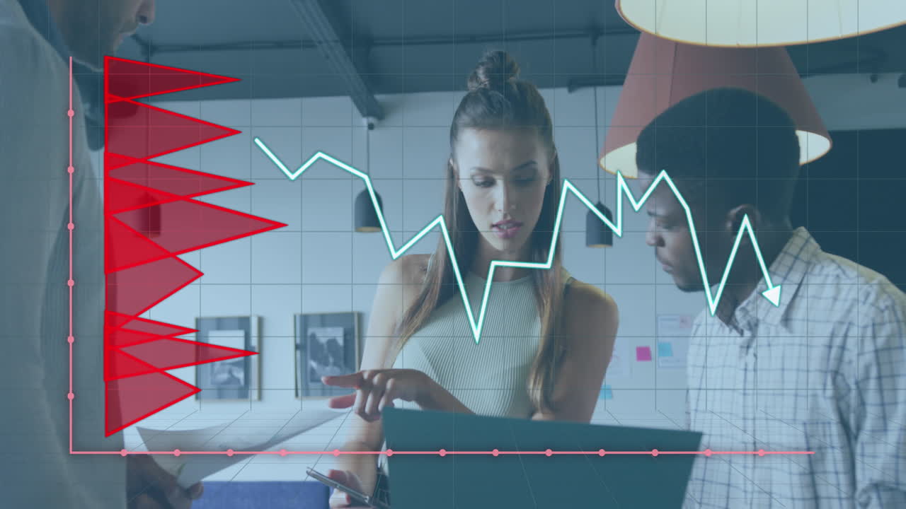 animación del procesamiento de datos financieros sobre diversas personas de negocios discutiendo el trabajo en la oficina