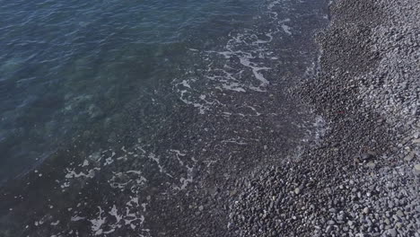 Orilla-Rocosa-De-La-Playa-Del-Mar-Con-Vista-Aérea-De-Espuma