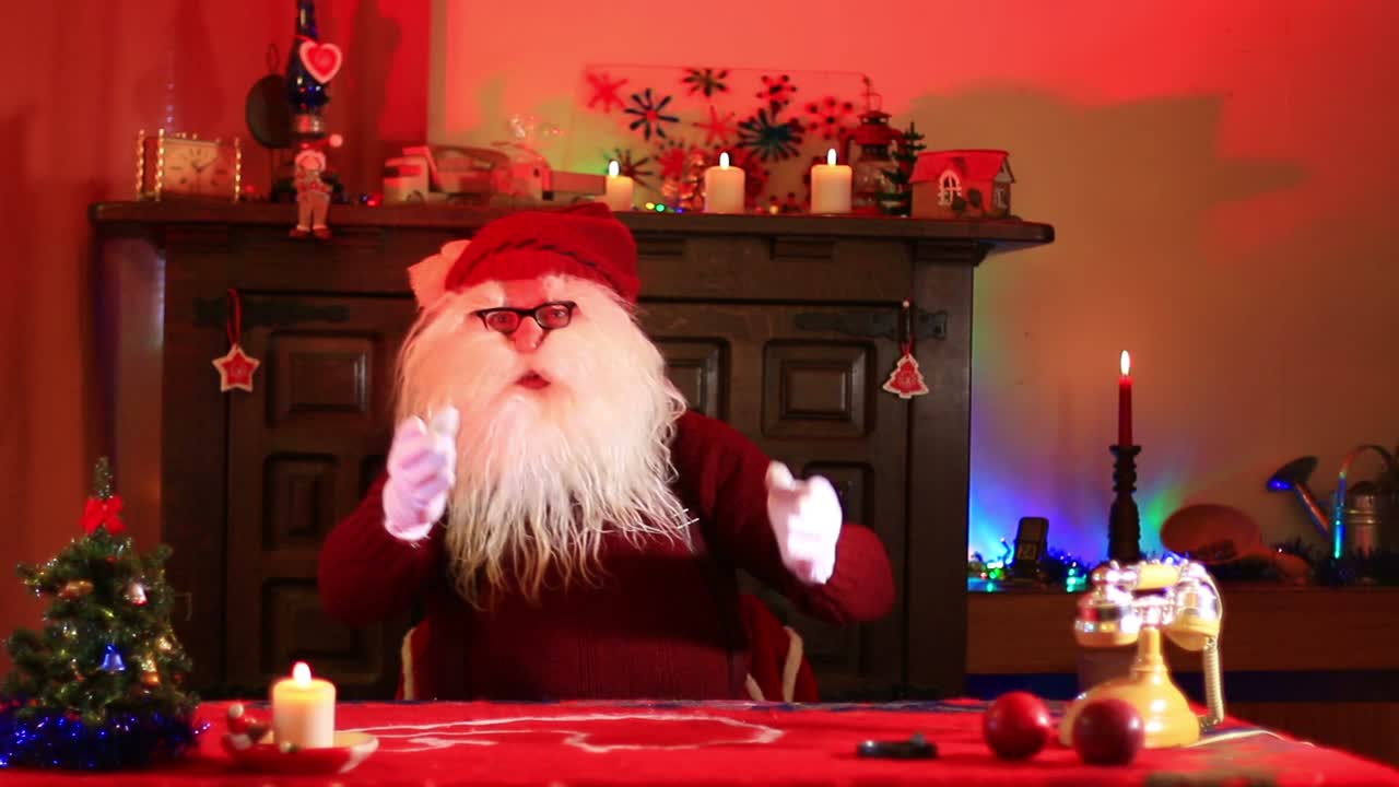 산타클로스가 손님을 맞이하고 손짓을 합니다.