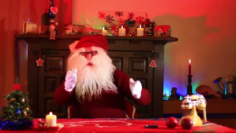 santa claus se encuentra y hace gestos con las manos invitando a los invitados