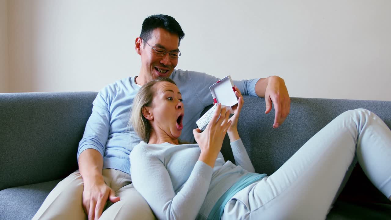 남자 가 여자 에게  ⁇  선물 을 주는 것