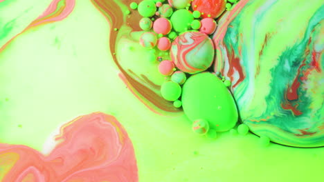 arte líquido abstracto con patrones y esferas de mármol