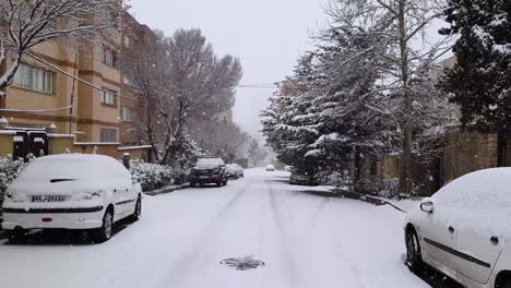 Schwere-Schneefälle-Im-Iran-Der-Winter-Steht-Vor-Der-Tür-Und-Kalter,-Eiskalter-Schnee-Bedeckt-An-Einem-Wochenendtag-Tagsüber-Alle-Autos-Und-Straßen-In-Der-Wohnanlage-Teheran,-Stadtlandschaft,-Stadtbild-Der-Hauptstadt-Innenstadt
