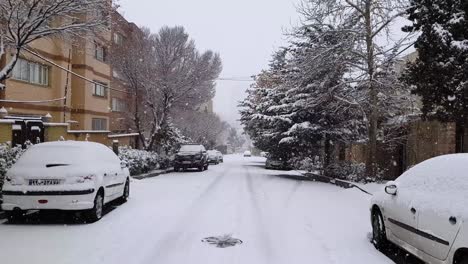 fuerte ataque de nieve en irán se acerca el invierno y la nieve fría y helada cubre todos los autos y las calles en un fin de semana durante el día en el complejo residencial paisaje de la ciudad de teherán paisaje urbano del centro de la capital