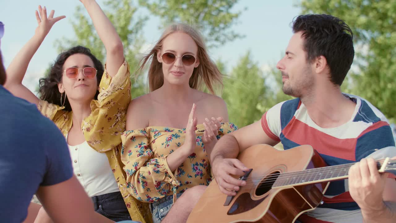amigos bailando a su canción favorita / dabrowa gornicza / polonia