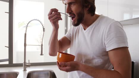 Hombre-Desayunando-En-La-Cocina