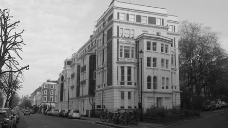 Monocromo-De-Edificios-Arquitectónicos-En-El-Distrito-Real-De-Kensington-Y-Chelsea-En-Londres,-Reino-Unido