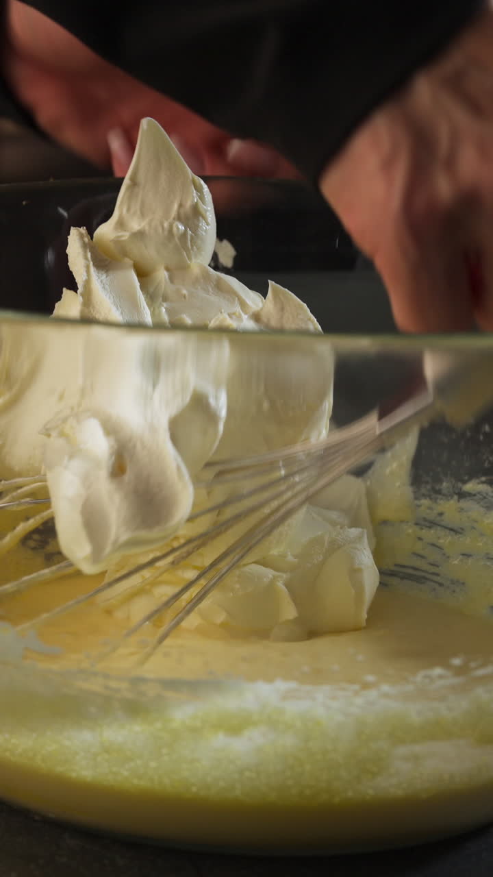 Pasticcere che aggiunge crema sull'impasto per rotoli alla cannella - Primo piano, Scatto verticale.