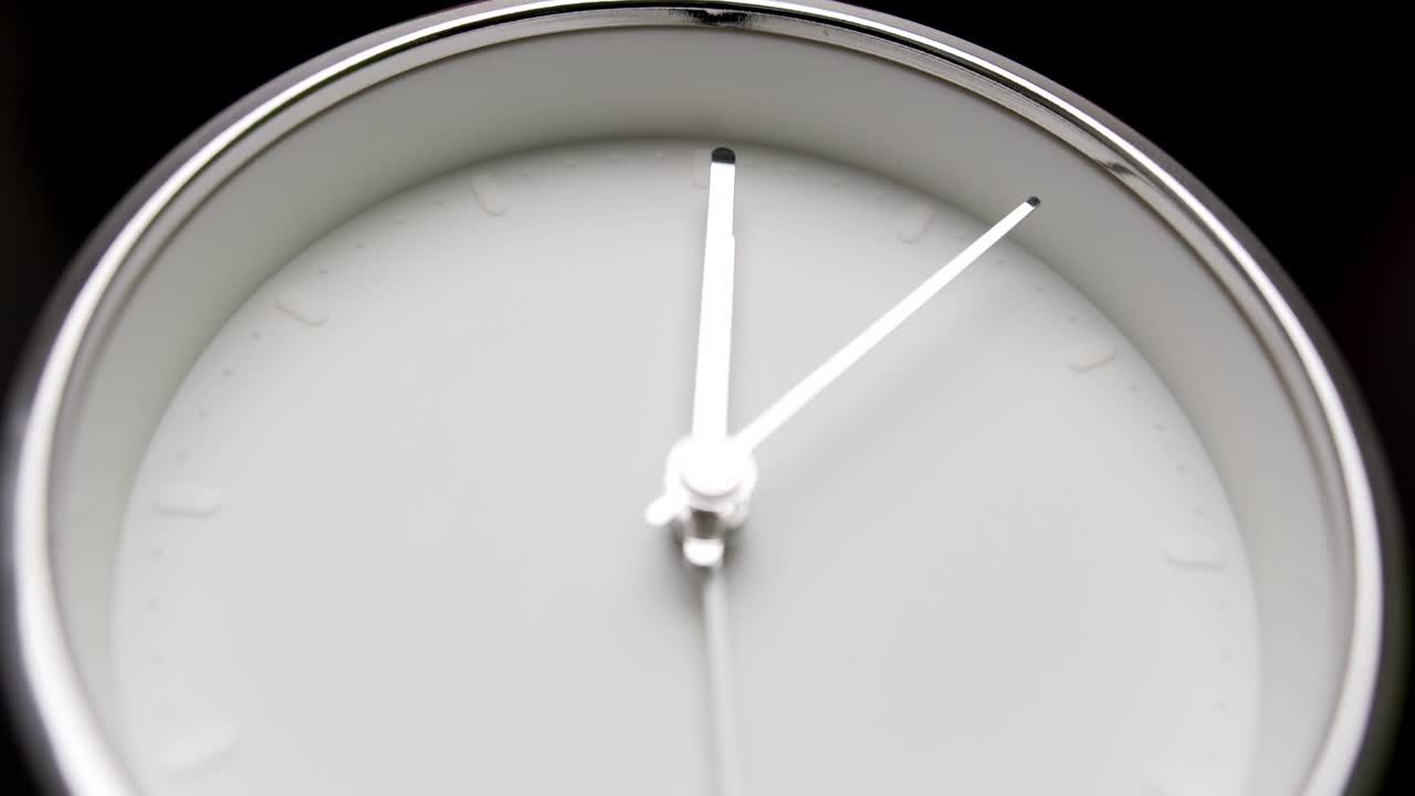 Silver Alarm clock Tell me the noon time.