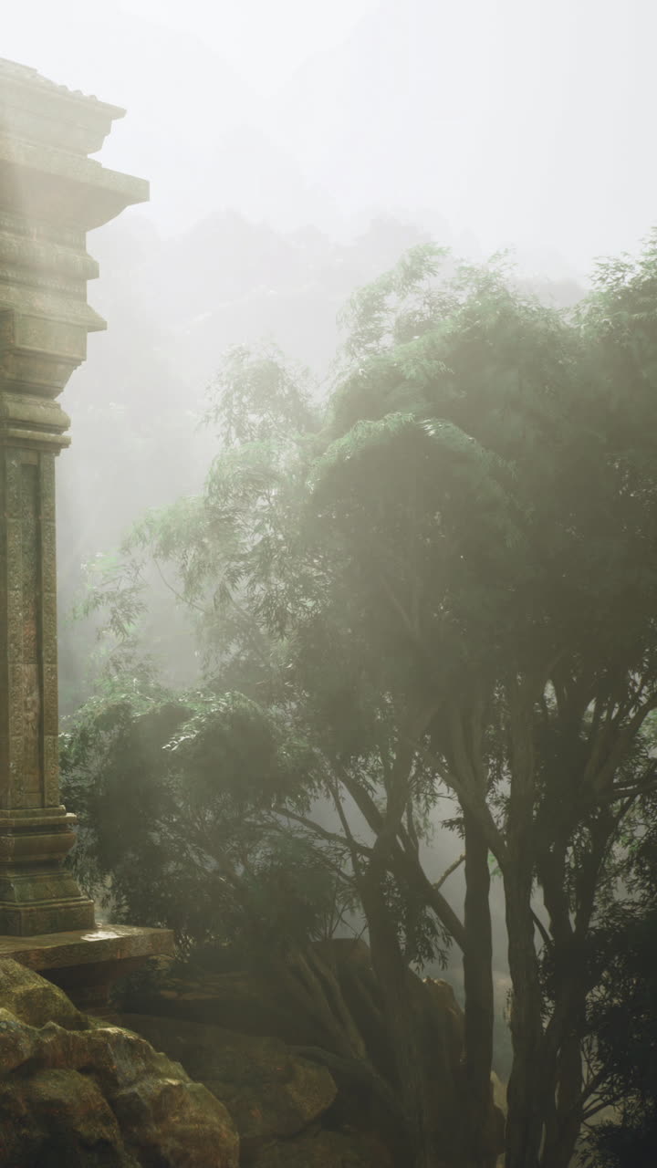 Misterioso tempio antico immerso in un paesaggio nebbioso all'alba.