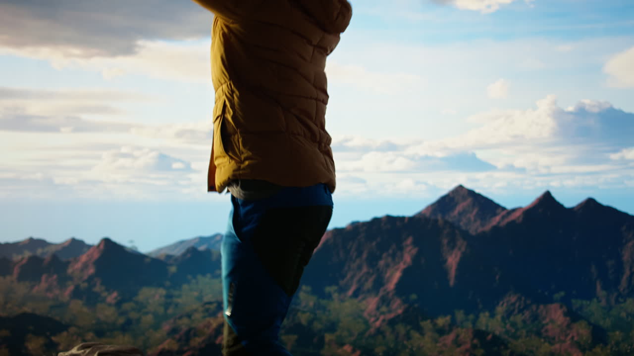 un excursionista satisfecho celebrando su logro personal en la cima de la montaña