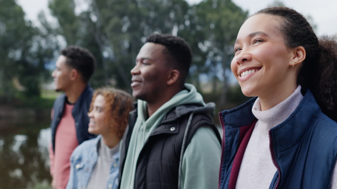 acampar, sonreír y amigos