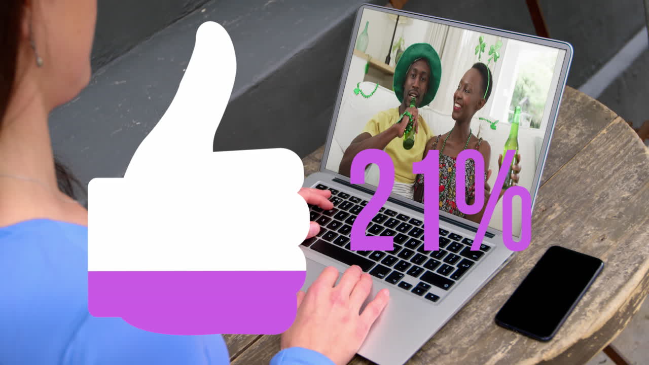 animación de iconos similares que se llenan con un porcentaje creciente sobre la mujer que tiene una llamada de video en la computadora portátil