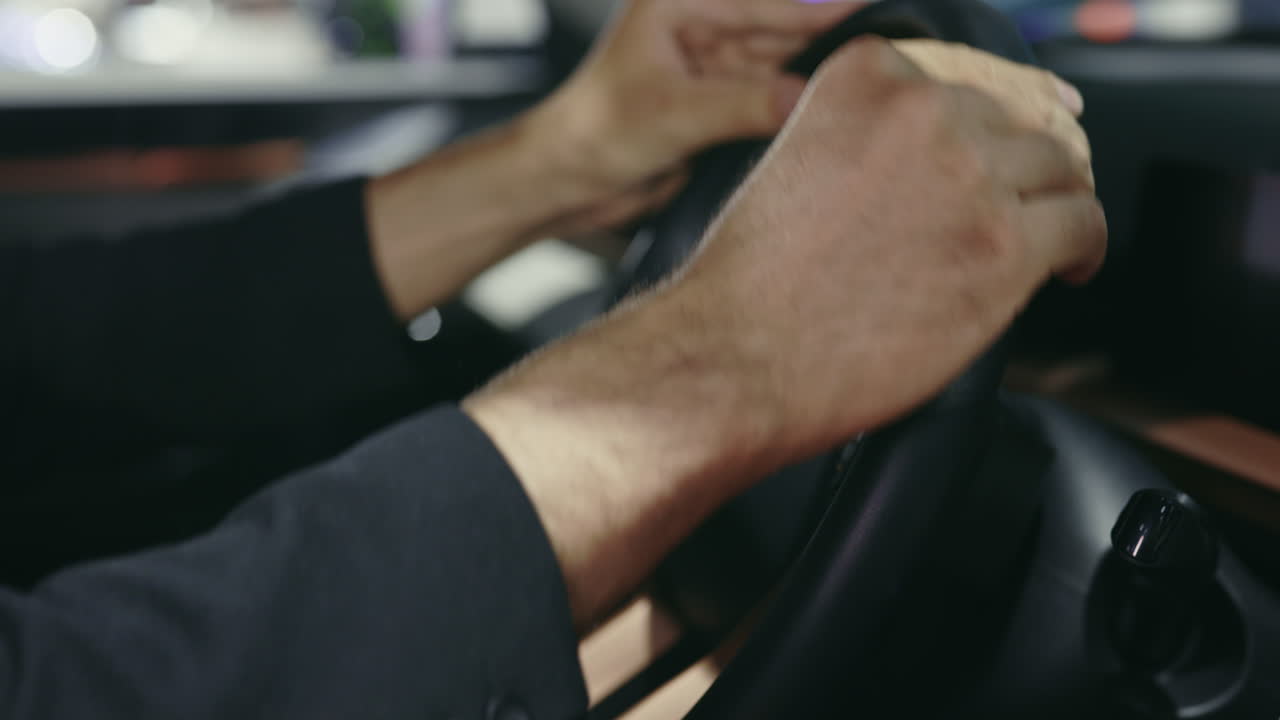 자동차를 운전하는 사람