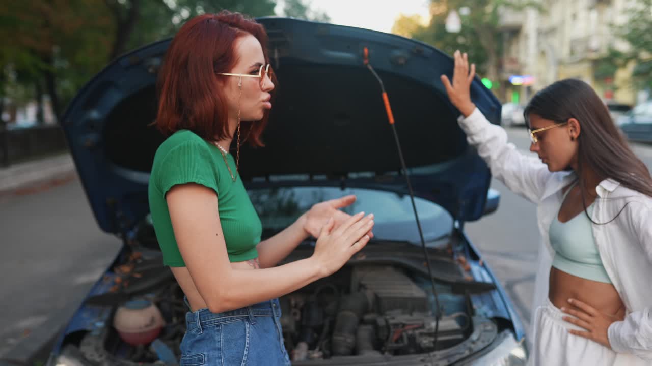mujeres discutiendo un problema de coche