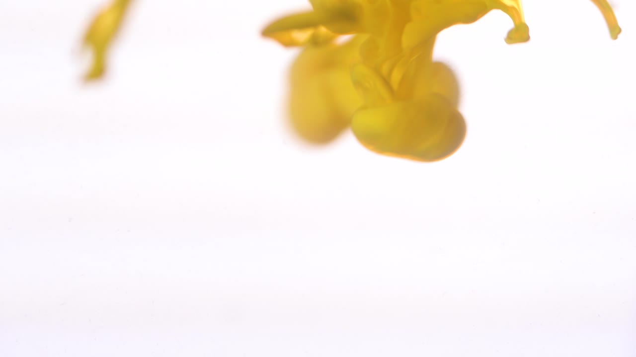 물에 노란색 잉크