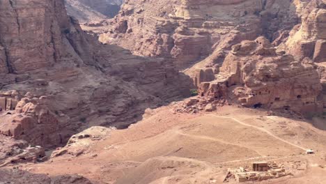 Pasar-Por-Alto-Con-Vistas-A-Las-Ruinas-Romanas-De-Petra,-Jordania,-Muy-Por-Debajo