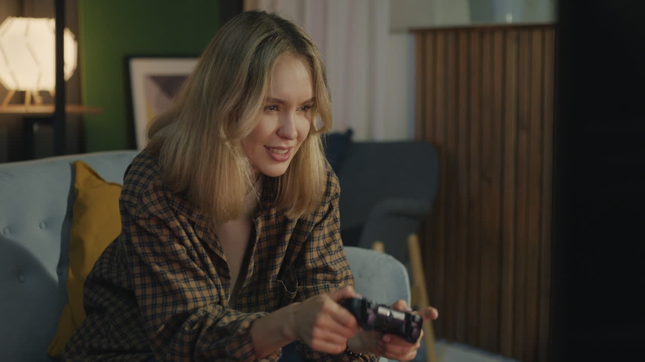 집에서 비디오 게임을 하는 여자
