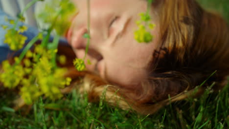 Porträt-Einer-Nicht-Wiederzuerkennenden-Frau-Mit-Wilder-Blume,-Die-Mit-Geschlossenen-Augen-Die-Sonne-Genießt.