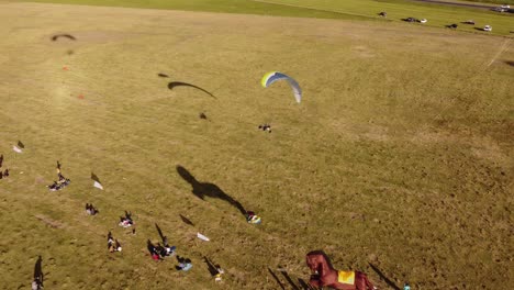 Mirando-Hacia-Abajo-El-Parapente-Motorizado-Y-El-Gran-Vuelo-De-Cometas-En-Forma-De-Caballo-Durante-La-Reunión-Del-Evento-Del-Festival,-Buenos-Aires-En-Argentina