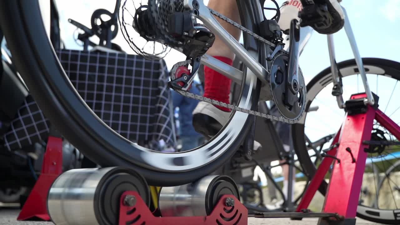 트레이너를 타는 자전거 타는 사람은 120fps를 따뜻하게합니다.