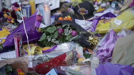 los artículos de tributo cubren el suelo en el memorial del centro de grapas de kobe y gigi bryant