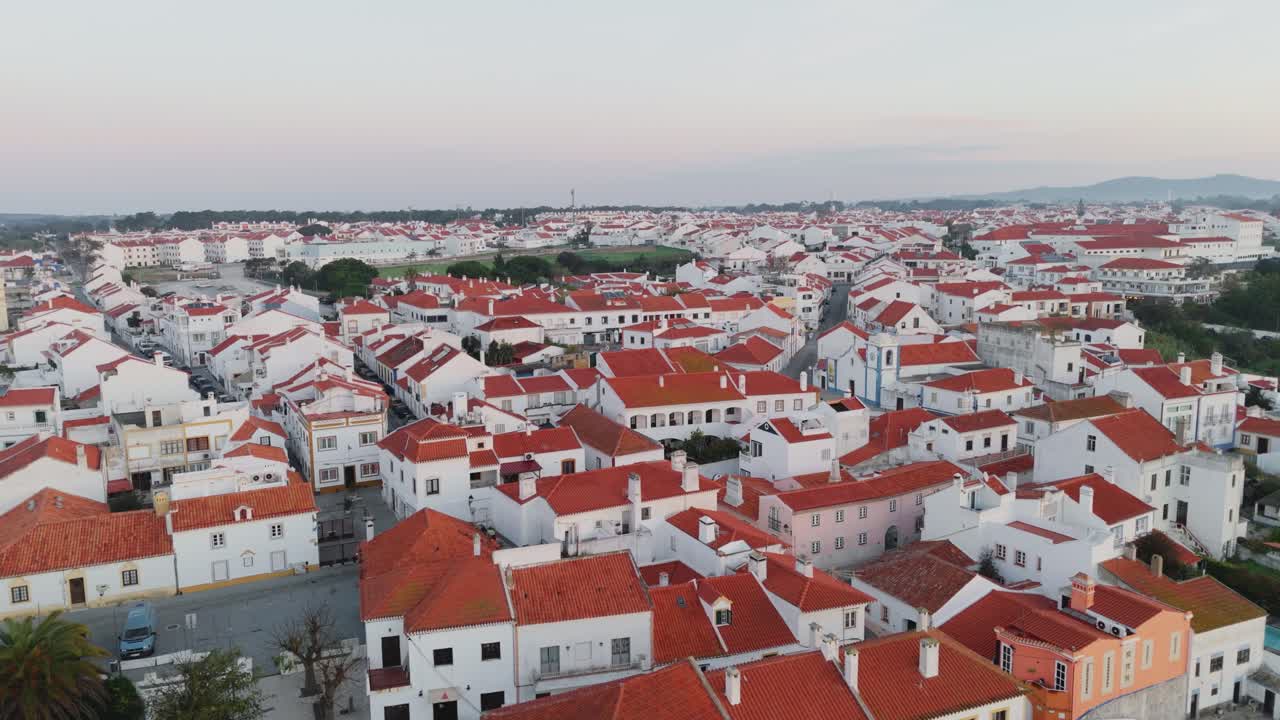 포르투갈 리스본에 있는 집들의 전형적인 은 지붕