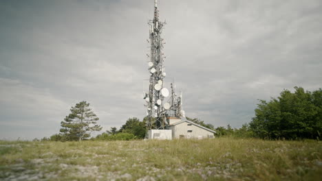 cámara panorámica hacia la torre de radio, perspectiva baja