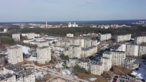 arquitectura de estilo soviético edificios antiguos de estilo chernobyl en postsoviética en vilnius con bosque en segundo plano