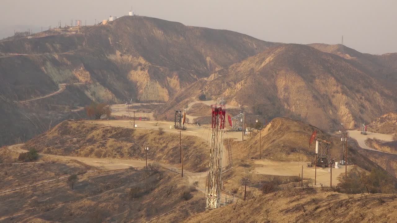 el fuego deja cicatrices en las colinas de los campos petroleros y el desierto entre ventura y ojai california en 2017