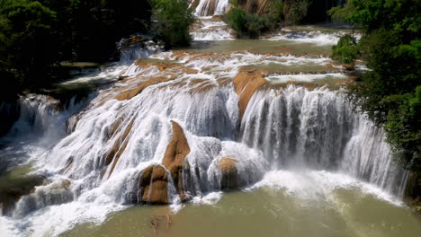 toma cinematográfica de drones de las cascadas de agua azul enfocándose en las cascadas encontradas en el río xanil en chiapas mexico