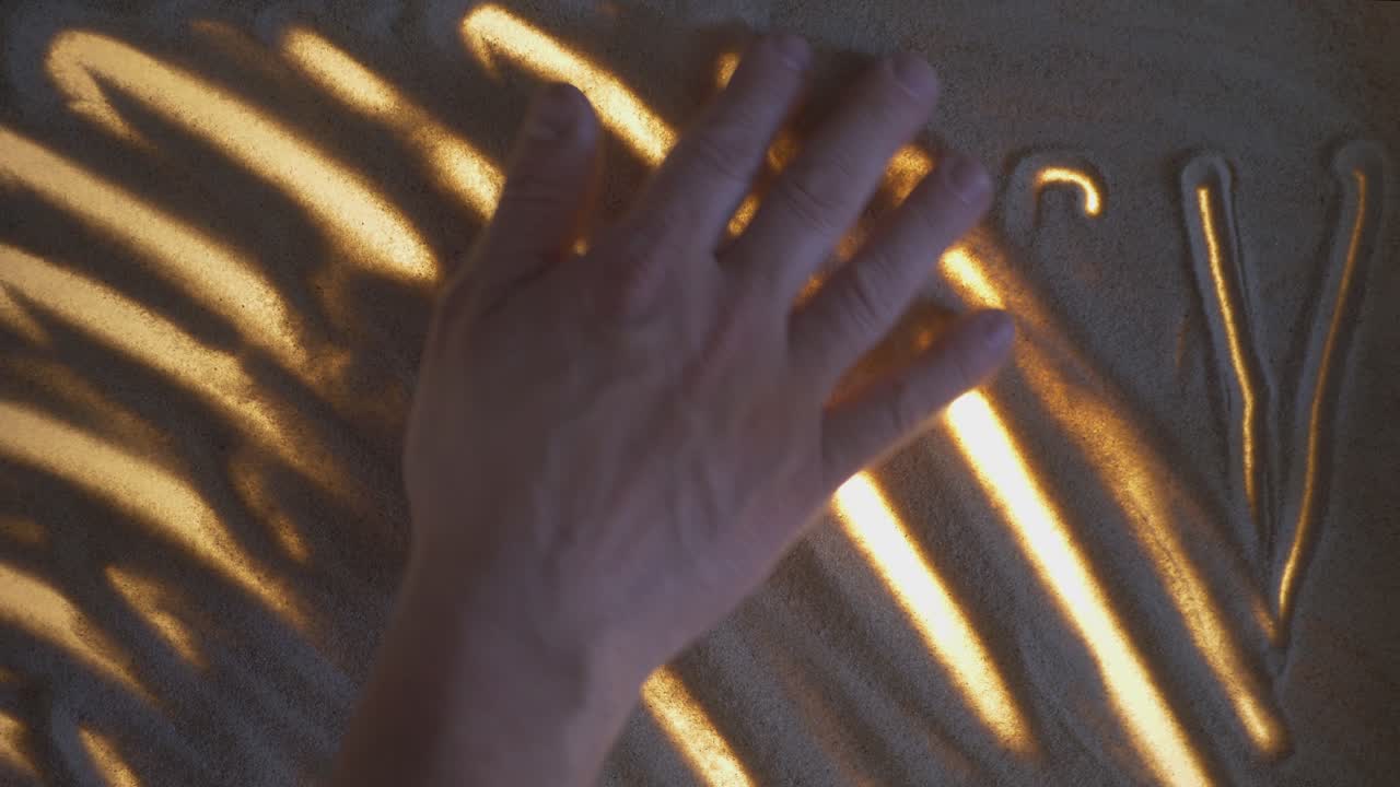 inscripción mers-cov. arena sobre vidrio iluminado