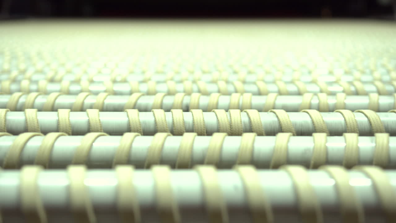 공장에서 고무 밴드가 있는 회전 전송 롤러