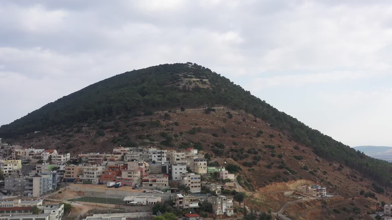 산 꼭대기 에 있는 변신 성당 의 드론 전망