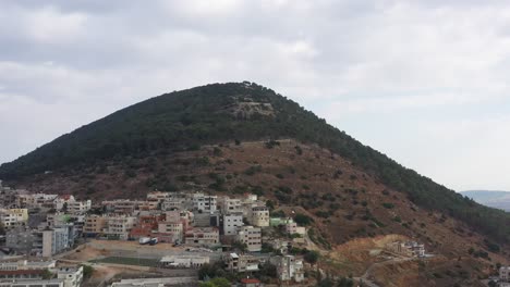 vista de avión no tripulado de la iglesia de la transfiguración en la parte superior del monte