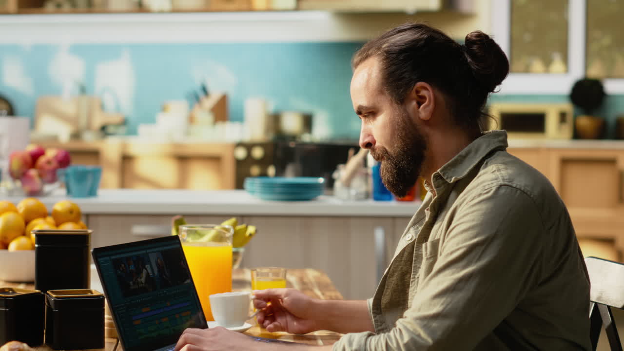 Indholdsskaber med fokus på redigering af optagelser med software til postproduktion