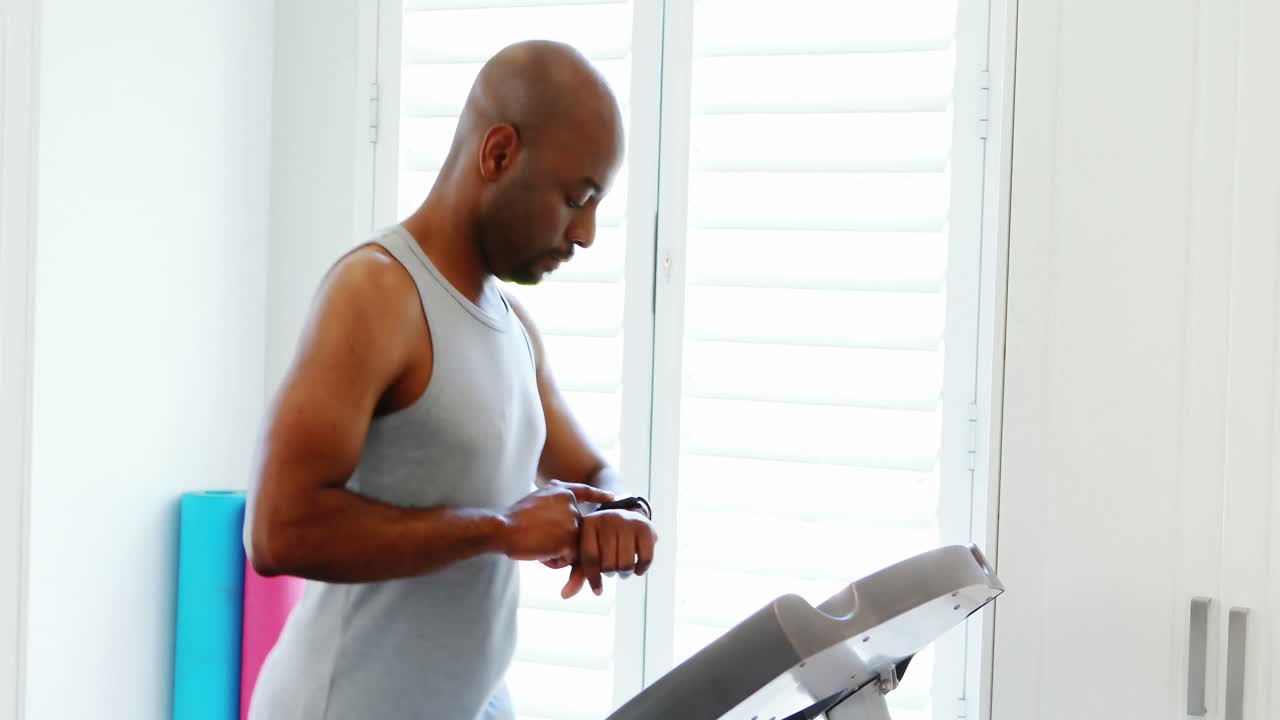hombre corriendo en la cinta de correr 4k