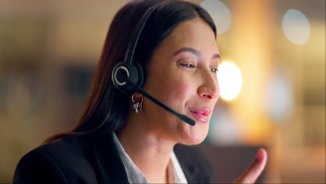 mujer, telemarketing y consultoría por la noche