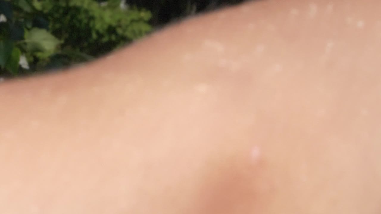 자연에서 필렛 칼로 자른 신선한 생선, 얕은 필드 깊이, 핸드헬드 클로즈업