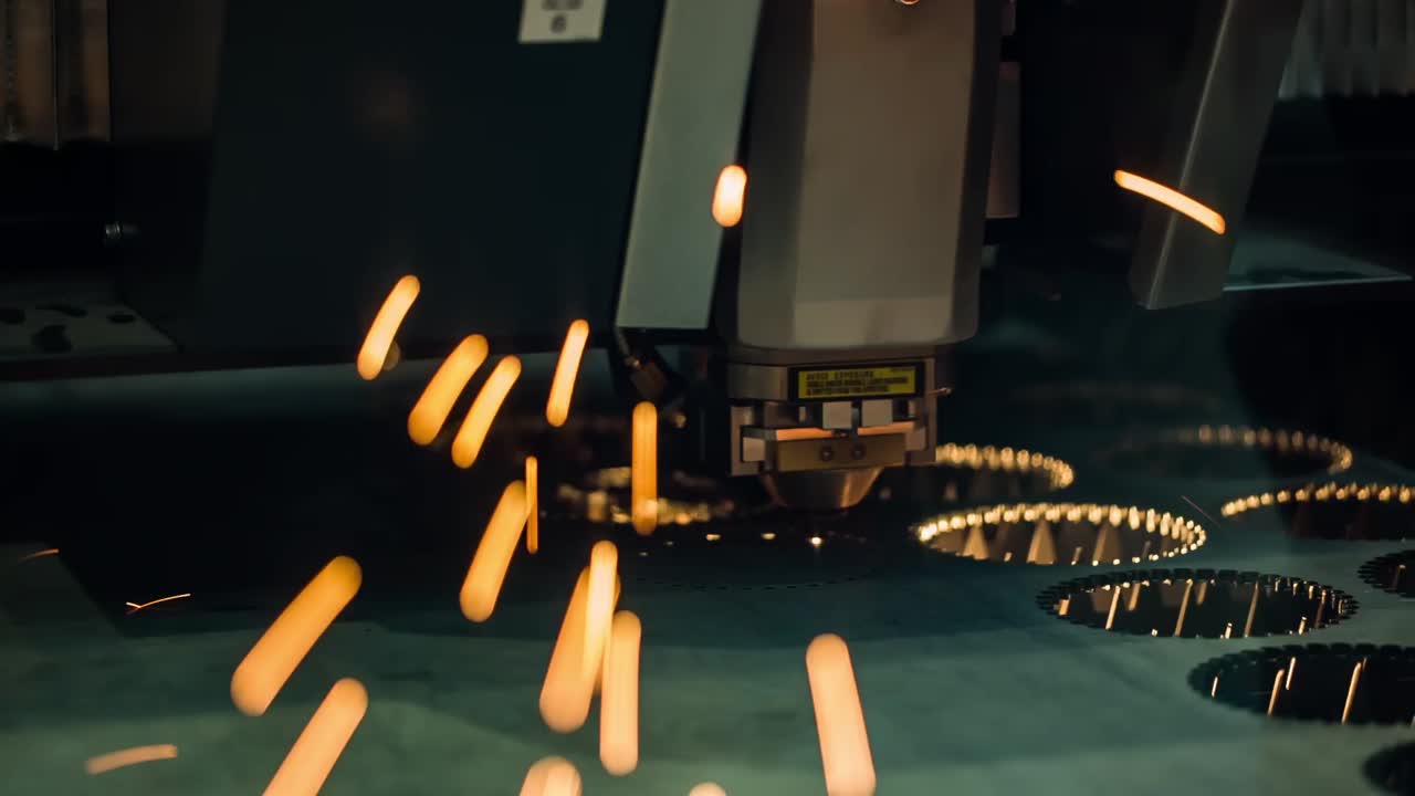 corte láser cnc de metal, tecnología industrial moderna.