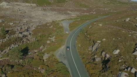 4k aéreo, imágenes cinematográficas de un coche conduciendo por carreteras de montaña