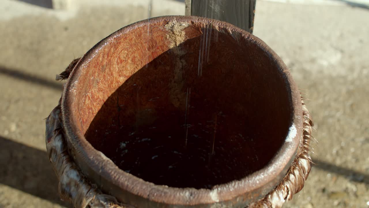 물이 나무 바구니에 떨어진다. 봉쇄 샷