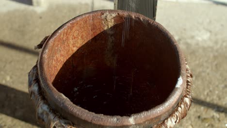 el agua gotea en una cesta de madera. disparo de encierro